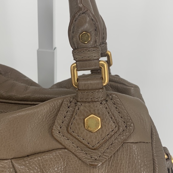 Marc Jacobs Brown Pebbled Leather Slouchy Two-Way convertible Bag - Picture 4 of 16